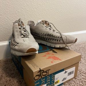 OTBT Nebula Sneakers in Bone Size 9